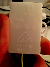 Wie Lampe  anschließen  |  Hallo NG! Ich habe hier einen billigen Kronleuchter, bei dem Nulleiter und Phase...