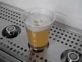 Napełnianie kufla od dołu |  Jak działa zaworek w tym plastikowym kuflu?...
