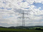 Hochspannung, Donaumast.  |  [Donaumast] Du solltest ihn aber mit Wurzelballen ausgraben, wenn du ihn...